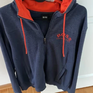 Hugo boss zip hoodie - Mycket bra skick, tröjan är skit snygg och skön! Hör av er vid frågor eller funderingar😄köpt på room 1006 för 1800kr
