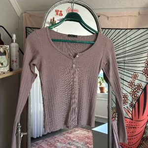 Brandy top - Superfin tröja från brandy melville som jag inte använder lika mycket längre! Mycket fina skick. Köparen betalar för frakten och katt finns i hem 💗