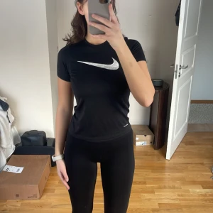 Träningstshirt nike - Tajt tränings t-shirt från Nike, väldigt bra skick!💕Skulle säga att den är som en S