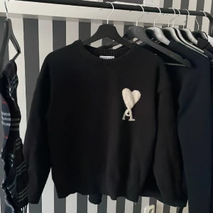 Ami Paris tröja - Säljer min ami pris tröja på grund av att den är lite liten för mig. Nyskick