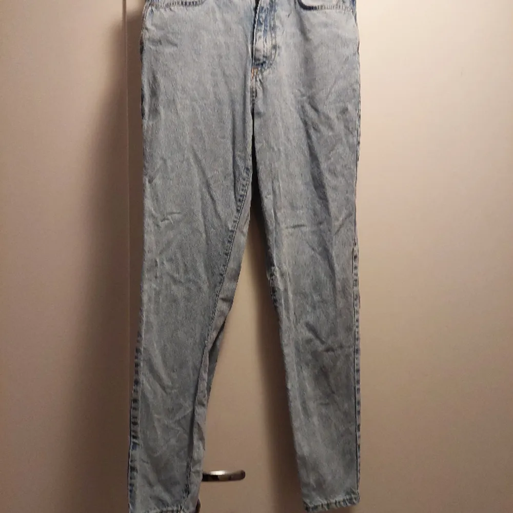 Ett par perfekt jeans från gina tricot. Sparsamt använda. Strl 36.. Jeans & Byxor.