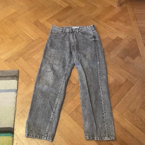 Gråa jeans - Riktigt sköna jeans med bra passform och riktigt skönt pris! Skriv om funderingar eller bilder! 