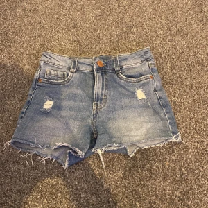 Jeansshorts  - Säljer dessa supersnygga jeansshorts ifrån LABindustries. Dem är gamla men i bra skick. Passar fint. Skriv privat för flera frågor💕