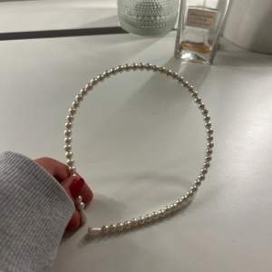 Så gulligt diadem av pärlor som tyvärr inte kommer till användning!💘❄️😍