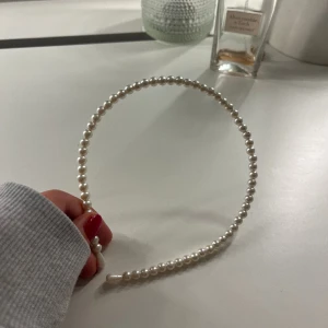 Diadem  - Så gulligt diadem av pärlor som tyvärr inte kommer till användning!💘❄️😍