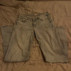 Low straight leg - Lågmidjade jeans från Gina tricot. 