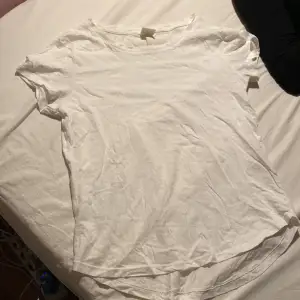 En vanlig vit t-shirt som aldrog kommer till användning. Knappt använd💞