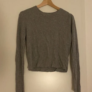 Grå tröja - Säljer en grå tröja i ribbat material