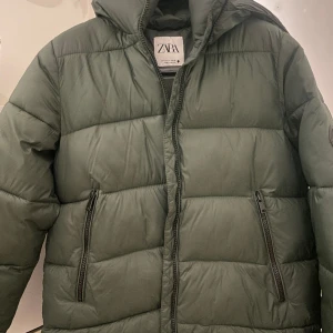 Zara Jacka - Perfekt jacka till vintern! En grön som är från zara! Säljer pga den är för liten, men det är i ny skick och använd fåtal gånger💞💞💞💞Skriv för fler frågor