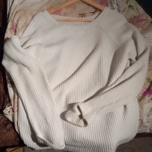 Vit stickad tröja - Vit stickat tröja. Skit snygg o skön. Använd ett par gången fast ser rätt så ny ut. Skriv vid fler frågor eller bilder🤍