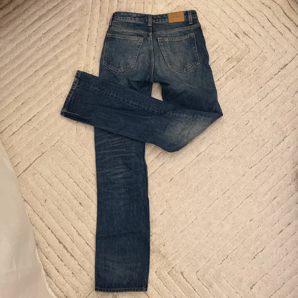 Ass snygga jeans från weekday, det är för små därför kommer ej till användning. Är knappt använda (nyskick). Jeans & Byxor.