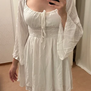 Studentklänning  - Vit studentklänning i väldigt bra skick då den är oanvänd! Skriv för mer info 🤍