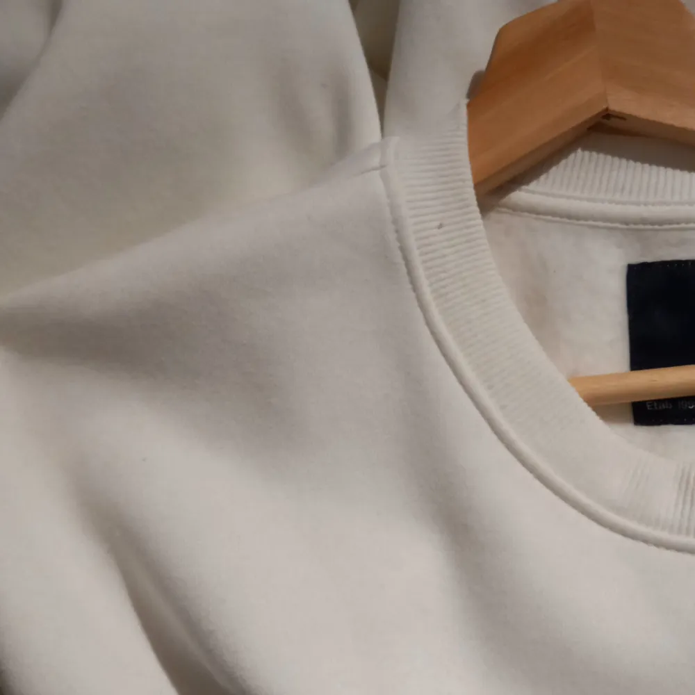 En helt ny vit swetshirt som e köot från Lager 157. Säljs då den aldrig kommit till användning. Skriv vid fler frågor:)🤍. Hoodies.