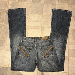 Lågmidjade bootcut jeans  - Lågmidjade bootcut jeans. Midjemått 33 cm innerbenslängd 83cm❤️‍🔥
