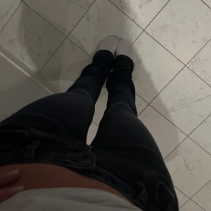 Ltb jeans - Ltb jeans bootcut i modellen valerie, mörkblå och låg midja! Knappt använda🙏🏼 Kan gå ner i pris vid snabb affär!