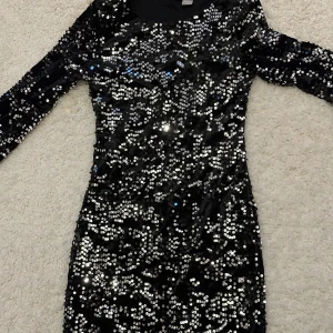sammets klänning med paljetter  - jättefin klänning som är helt ny pga liten storlek 