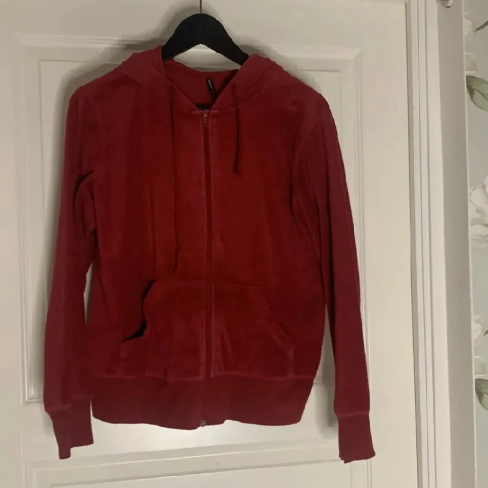 Fin zipup tröja från bunoh.q i rödfärg, den är i okej skick! Perfekt nu till julen💕. Tröjor & Koftor.