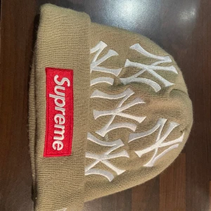 Supreme x yankees mössa - Säljer nu denna rare supreme mössan som jag säljer för att den inte kommer till användning.  Den är använd 1 gång och går på stock x för cirka 900 kronor.  Jag säljer denna för 650 kr men priset kan diskuteras. Tar byten.  Äkta såklart!🤩