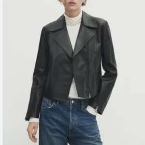 Skinnjacka - Svart skinnjacka från Massimo Dutti. Storlek XL men passar XS/S. Sällan använd. I väldigt fint skick  Kan inte skickas förrens 22 decmber pga bortrest