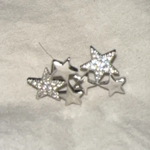 Ioaku örängen - Säljer dessa jätte söta örhöngen ifrån Ioaku’s advent kalender som jag  aldrig använt, säljer för 230 inkluderad frakt 🌟