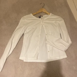 kofta🤍 - en vit kofta från hm! Inga defekter eller liknande, passar xs/s🤍🤍 ny pris 249🤍