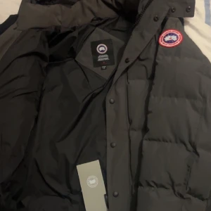 Canada goose jacka  - Jätte skön och fin jacka helt ny änvand den inte så ofta. 