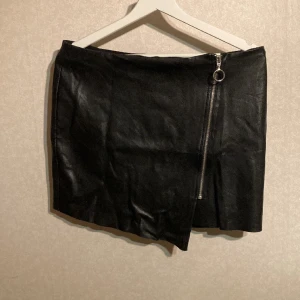 Skinnskjol - Skinnkjol, syntet från bershka i strl L  Den har en riktig dragkedja, kan användas både upptill och som kjol! :)  Norlmal Strl L