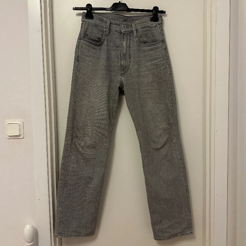 Ljusgråa G-Star jeans i modellen ”Type 49 RELAXED STRAIGHT Jeans”. Nypris: 1300kr. Sparsamt använda utan några skador. Hör gärna av er för om intresserade!. Jeans & Byxor.