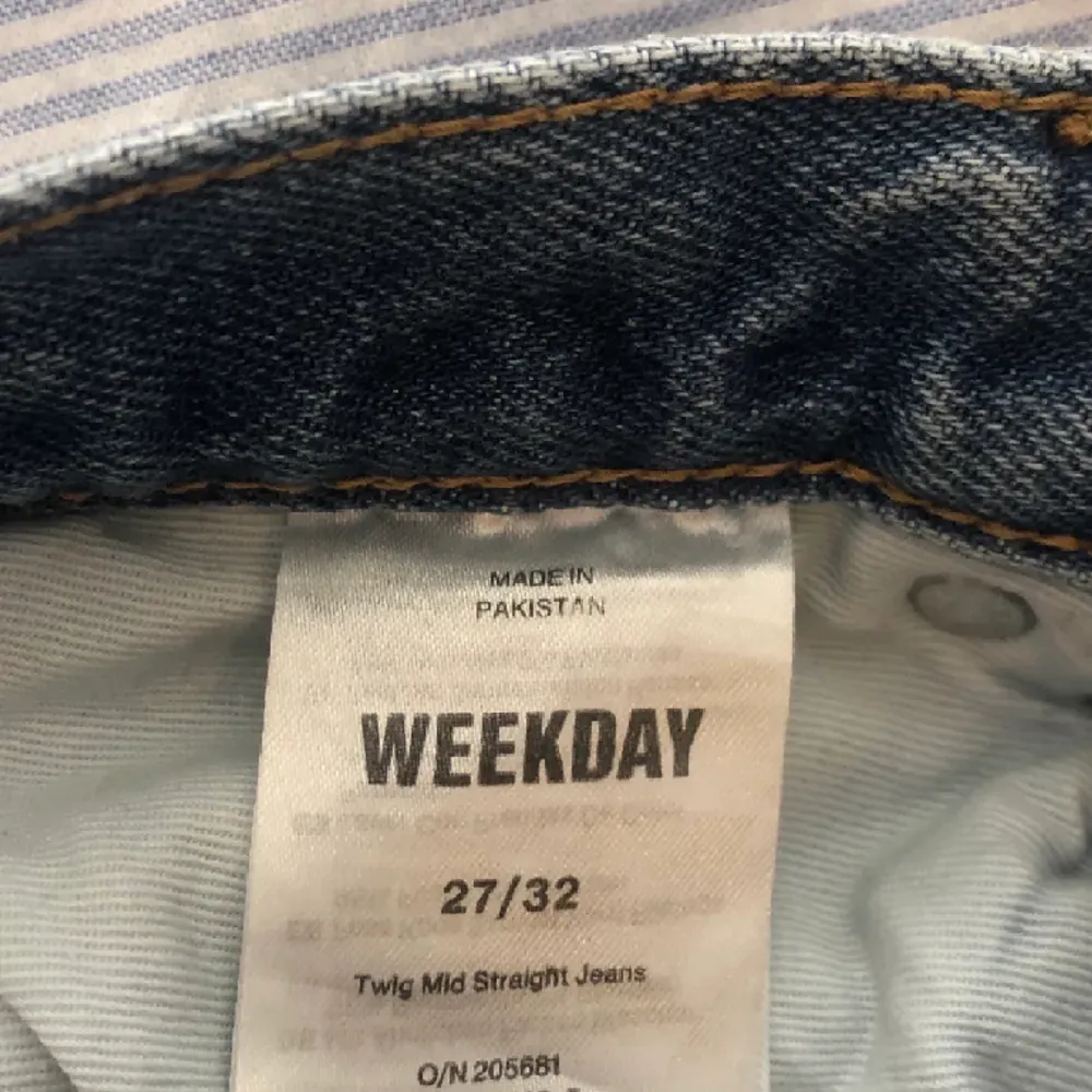 Säljer mina super fina midrise straight jeans i modellen Twig från Weekday! Knappt använda så är i helt nytt skick! Dem är i storlek 27/32💗 Nypris är på 500 kr mitt är 300 kr + frakt (priset kan diskuteras).. Jeans & Byxor.