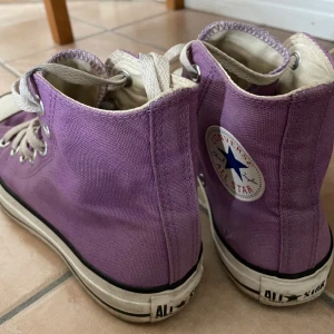 Converse skor, lila  - Säljer mina converse skor i storlek 37,5. Färgen är sällsynt och går knappt att hitta. Köpt i Storbritannien för ett nypris på: 1100 kr. Skorna är snygga och passar till olika färgade plagg. Pris kan diskuteras. 