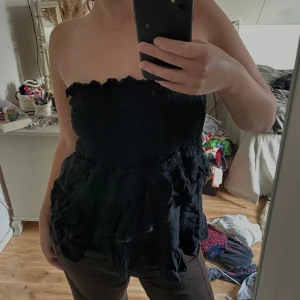 Volangkjol  - Svart kjol med volanger som är lika fin som en topp. Jag har vikt ner resåren för att göra den lågmidjad. 