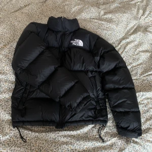 The North Face jacka - Mycket sparsamt använd The North Face Nuptse 1996 jacka! Kommer tyvärr inte till så mycket användning som jag skulle vilja 🤍 S i herrstorlek men passar bra på mig som har M