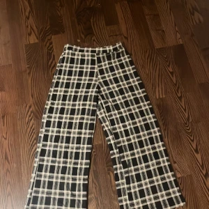 PYJAMASBYXOR😍 - Dessa byxor blev snabbt korta på mig ( storlek 146 ) men jag är 159 så inte använda mycket. De kostar 60 kr. Vit och svarta