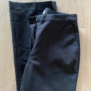 Kostymbyxor - Kostymbyxor från hm, mycket fint skick. Använda fåtal gånger. Storlek 38 men mer som en 36a!💕