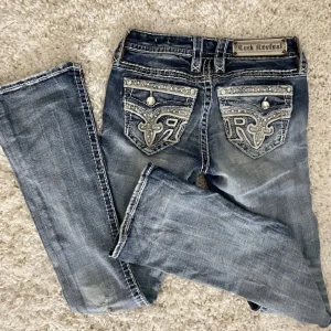 Miss me liknande jeans - Köptes av en tjej här på plick men var tyvärr försmå. De liknar miss me jeansen men märket är rock revivals. Midjan är 33cm rakt över och innerbenslängden är 82cm. De är lowwaist och bootcut. Lånade bilder av förra ägaren! Kom privat för fler bilder💓💓