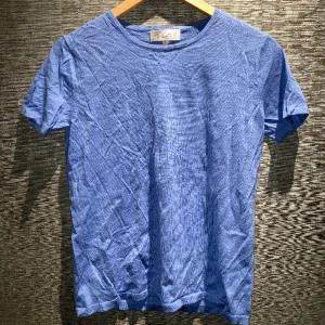 T-shirt | Lotti P - En jättefin ljusblå kashmir tröja från märket Lotti P. Jag har även en matchande ljusblå kashmir kofta på min sida från samma märke. Skriv privat för mer info och bilder.