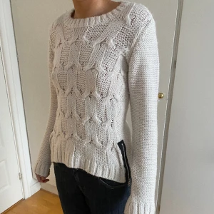 Stickad tröja med dragkedja  - Såå snygg och cool, älskar denna! Så fint skick