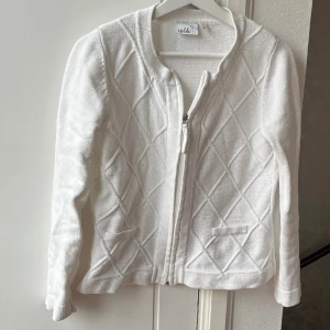 Stickad kofta  - Stickad kofta med dragkedja och detaljer!  🤍