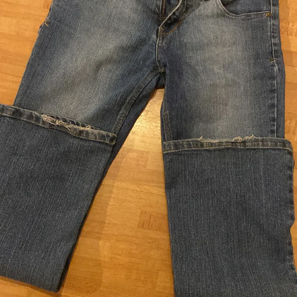 Jättefina y2k jeans med två knappar framtill🌟🌟. Superfin wash som passar till allt. Bra i längd för mig som är 165💞. Bär S/M i jeans💞. De har stretch💞lite sönder längst ner men det är bara lite o märks inte alls💞 Midjemått:80cm Innerbenslängd:72cm. Jeans & Byxor.