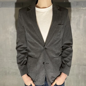 Zara kavaj - Zara kavaj i färgen grå. Storlek 48 passar M och modellen på bilden är 186 cm. Fint skick, inga skavanker. Köp för endast 279.