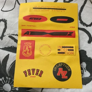 Ateez fever klistermärken, orginal - Helt nya och oanvända klistermärken från albumet fever. Säljer billigt då några av klistermärkerna har tappt sitt klister. Man kan använda lim till de som inte fungerar. Säljer också albumet (kika min sida). Om man köper albumet, får man denna på köpet. 💖