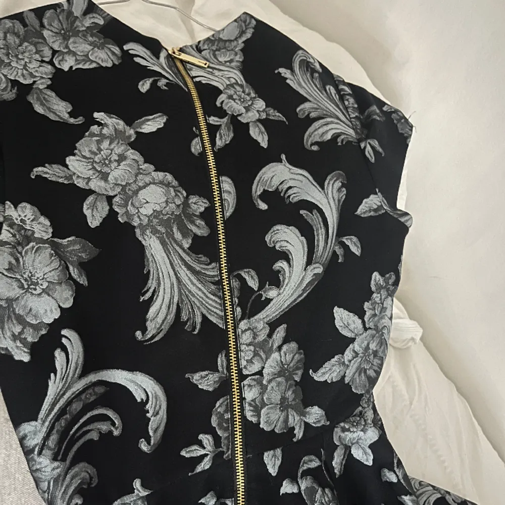 Ted Baker, black and silver mini dress size 1, like a xs/s. Like new. Bought it for 300€. Klänningar.