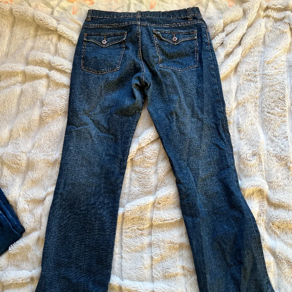 Skitsnygga jeans med fickor! Stl 42 men kan användas av mindre storlekar också 💗. Jeans & Byxor.
