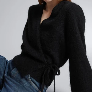 Omlottkofta  - Omlottkofta från &otherstories, superfin med omlott då man får en midja och med lite balong ärmar. Kontakta för fler bilder. Obs. Helt slutsåld i svart