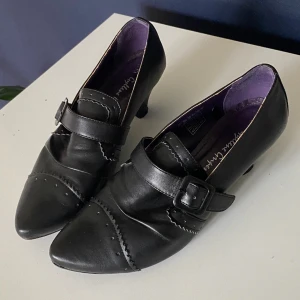 Vintage läderskor  - Läderskor i storlek 39, knappt använda. Med en klack på ca 6cm. Väldigt sköna och lätta att ha på sig. Men jag har tyvärr inte använt de på senaste. Hör av dig vid frågor! ⭐️❤️‍🩹Betalning sker via swish. (Priset går att förhandla!)