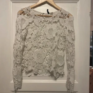 Blommig tröja - Blommig tröja så snygg med topp under eller bara bh!! Passa  xs och  s