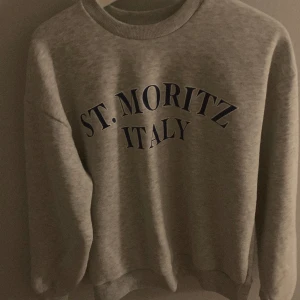 Tröja ifrån Gina Tricot  - Jätte fin & skön tröja som passar perfekt till vintern❤️Aldrig använd därav priset❣️ Köpt för 249 säljer för 199kr