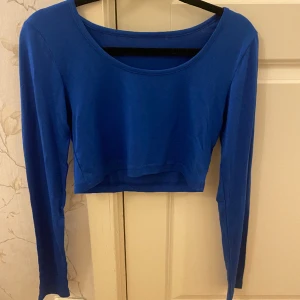 Blå tröja - Säljer denna långärmade crop topen från SHEIN då de skickade fel. Den är sjukt fin men för kort för min smak💙helt ny💙