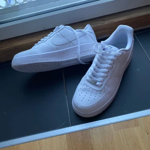 Nike Air Force 1 - Jag köpte de förre vecka men storleken passar inte bra för mig det därför jag säljer de.