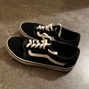 Vans skor 250kr  - Storlek 37, originella pris 850kr men säljer den för 350 kr! Knappt använd för år sen så mycket fint skick! 